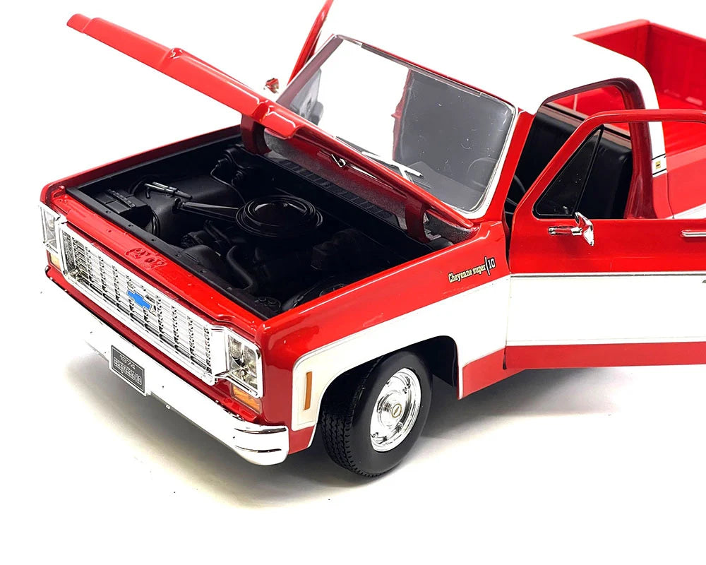 1974 Chevrolet C10 Cheyenne Super Red/White – Maisto 1:18 Diecast